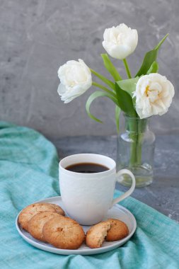 Lezzetli bir snack: bir fincan kahve ve bir tabak kurabiye.