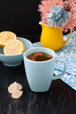 Lezzetli bir snack: taze limon yarıya bir kase ile çay bir fincan.