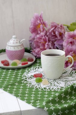 Lezzetli bir mola: jöle fasulye ile bir fincan çay.