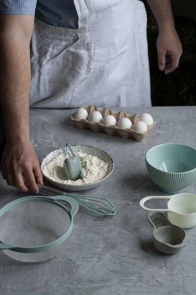 Het maken van pannenkoeken met chef-kok op zijn werk. — Stockfoto