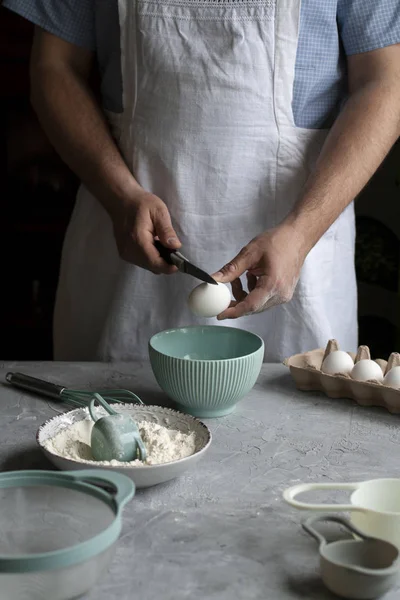 Het maken van pannenkoeken met chef-kok op zijn werk. — Stockfoto