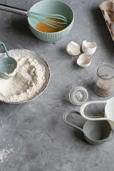 Pann kaka gör processen: kockens arbets plats med matlagning inventering — Stockfoto