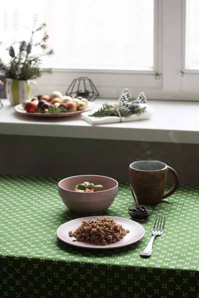 Un petit déjeuner sain : une assiette de sarrasin, une salade, un bol de ja — Photo