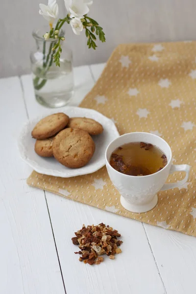 Lezzetli bir snack: bir fincan çay ve bir tabak kurabiye. — Stok fotoğraf