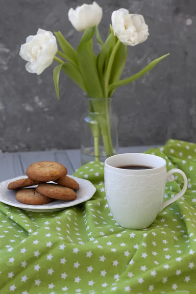 Un tentempié sabroso: una taza de café y un plato de galletas . —  Fotos de Stock