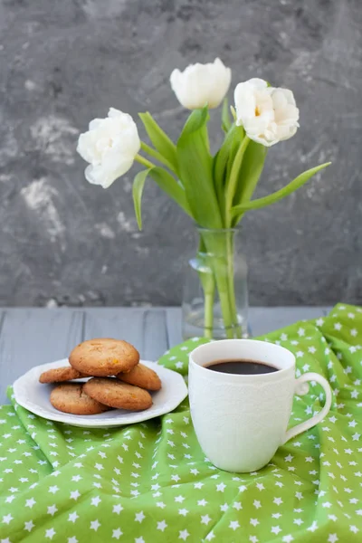 Ett välsmakande mellanmål: en kopp kaffe och en tallrik kakor. — Stockfoto