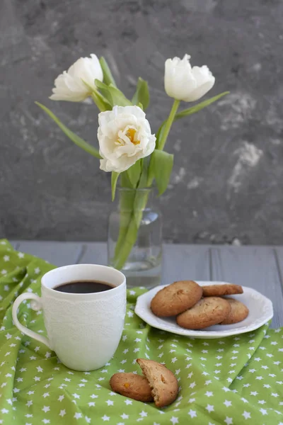 Lezzetli bir snack: bir fincan kahve ve bir tabak kurabiye. — Stok fotoğraf