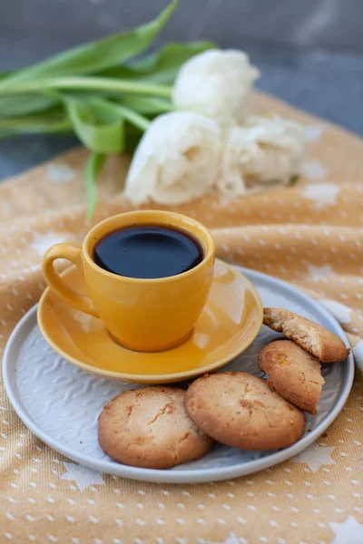 Un tentempié sabroso: una taza de café y un plato de galletas . —  Fotos de Stock