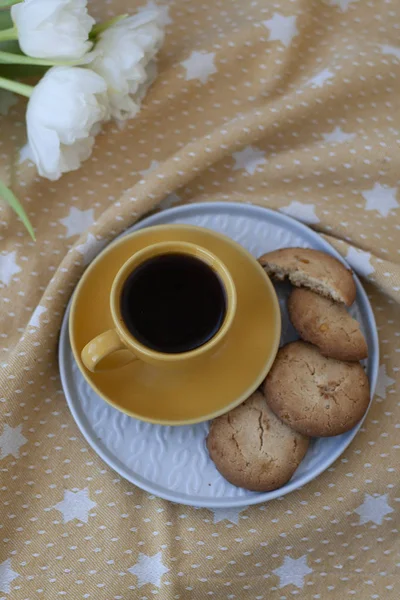 Вкусная закуска: чашка кофе и тарелка печенья . — стоковое фото
