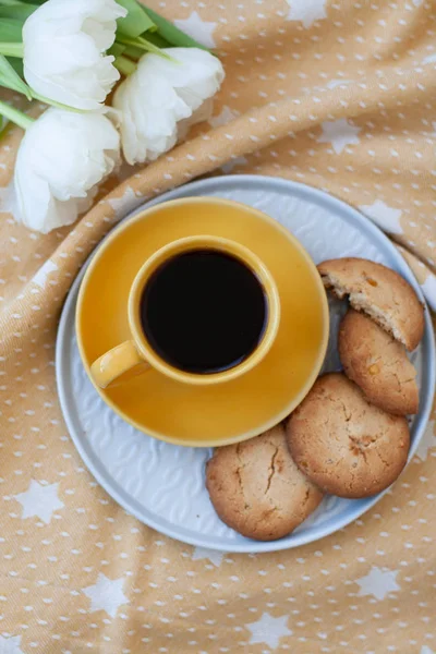 Een smakelijke snack: een kopje koffie en een bord van koekjes. — Stockfoto