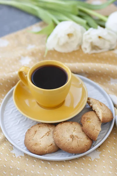 Une collation savoureuse : une tasse de café et une assiette de biscuits . — Photo