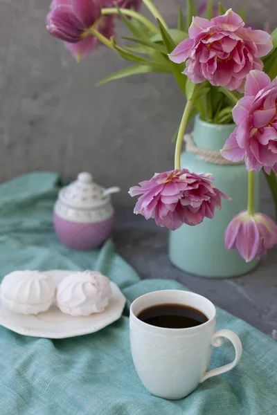 Un sabroso aperitivo: una taza de café y un plato de zefirs . —  Fotos de Stock