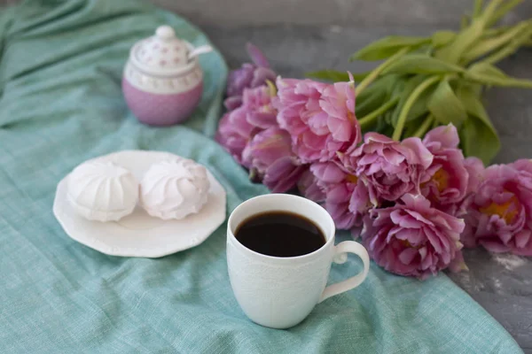 Uno spuntino gustoso: una tazza di caffè e un piatto di zefiri . — Foto Stock