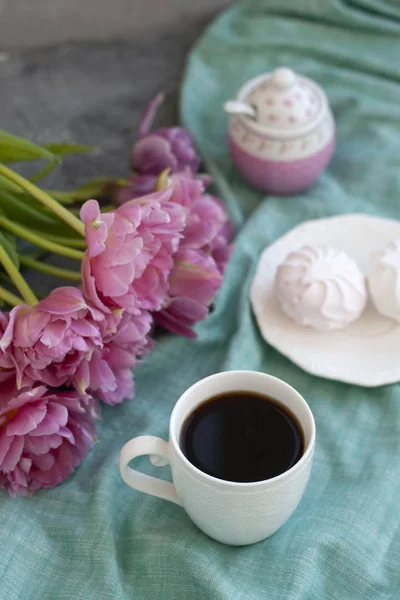 Een smakelijke snack: een kopje koffie en een bord van zefirs. — Stockfoto