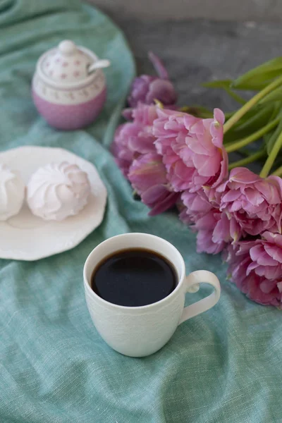 Ein leckerer Snack: eine Tasse Kaffee und ein Teller Zefirs. — Stockfoto