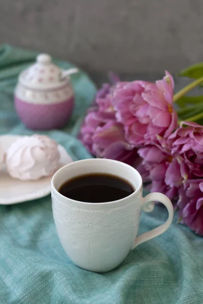 Ein leckerer Snack: eine Tasse Kaffee und ein Teller Zefirs. — Stockfoto