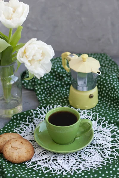 Een smakelijke snack: een kopje koffie en een paar koekjes. — Stockfoto