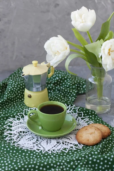 Ein leckerer Snack: eine Tasse Kaffee und ein paar Kekse. — Stockfoto