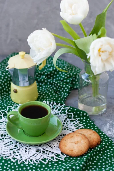 Ein leckerer Snack: eine Tasse Kaffee und ein paar Kekse. — Stockfoto