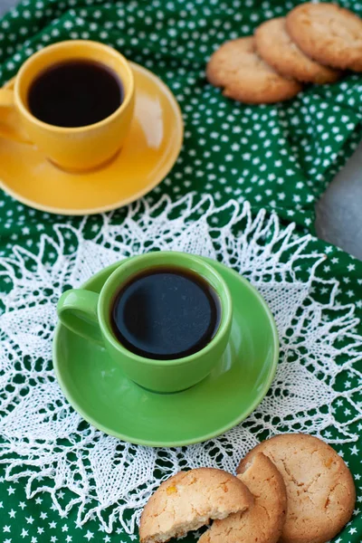 Перерыв на двоих: чашки кофе, стопки печенья — стоковое фото