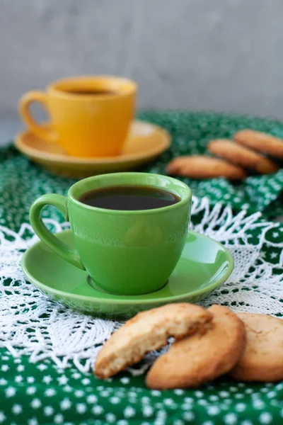 Pause für zwei: Tassen Kaffee, Stapel Kekse — Stockfoto