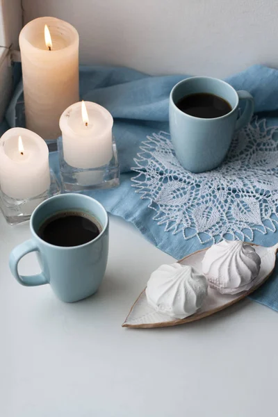 Een pauze voor twee: kopjes koffie en een bord van zefirs. — Stockfoto