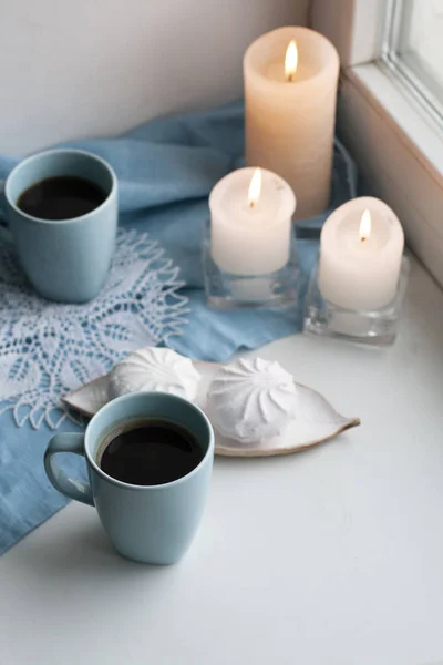 Перерыв на двоих: чашки кофе и тарелка зефиров . — стоковое фото
