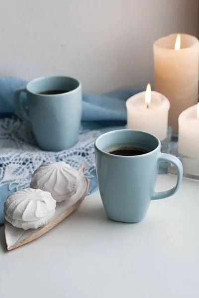 En paus för två: koppar kaffe och en tallrik zefirs. — Stockfoto