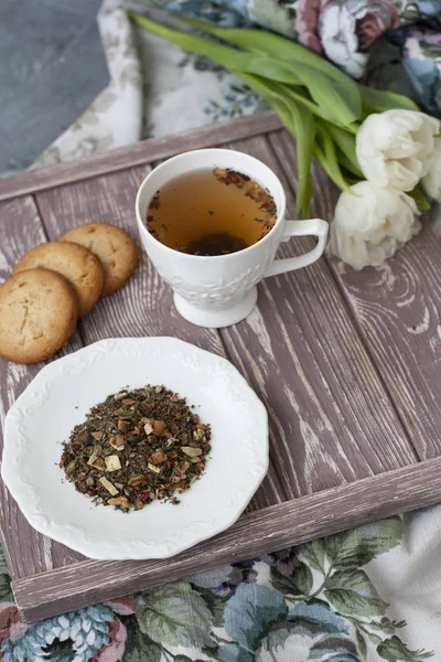 Uno spuntino gustoso: una tazza di tè e una pila di biscotti . — Foto Stock