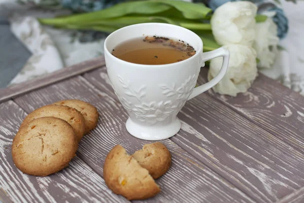 Lezzetli bir snack: bir fincan çay ve kurabiye yığını. — Stok fotoğraf