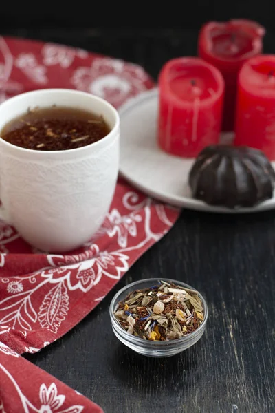 Eine leckere Pause: eine Tasse Tee und ein glasierter Zefir. — Stockfoto