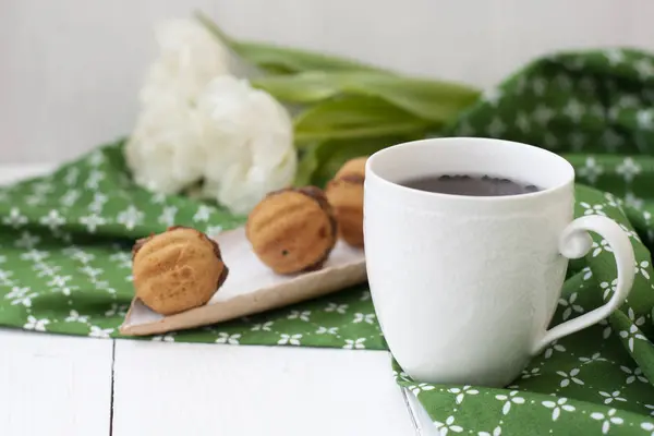 Ένα νόστιμο σνακ: ένα φλιτζάνι τσάι και ένα πιάτο μπισκότα. — Φωτογραφία Αρχείου