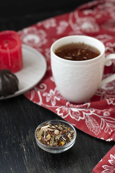 Ένα νόστιμο διάλειμμα: ένα φλιτζάνι τσάι και ένα γυαλάκι. — Φωτογραφία Αρχείου