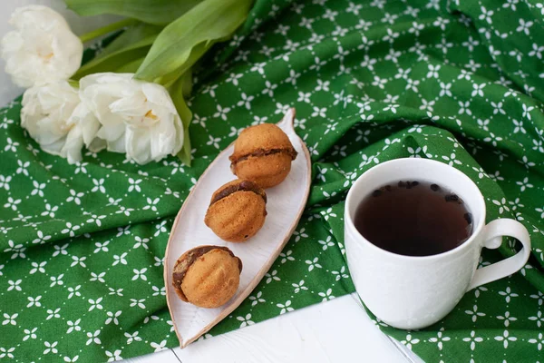 おいしいスナック:紅茶1杯とクッキーのプレート. — ストック写真