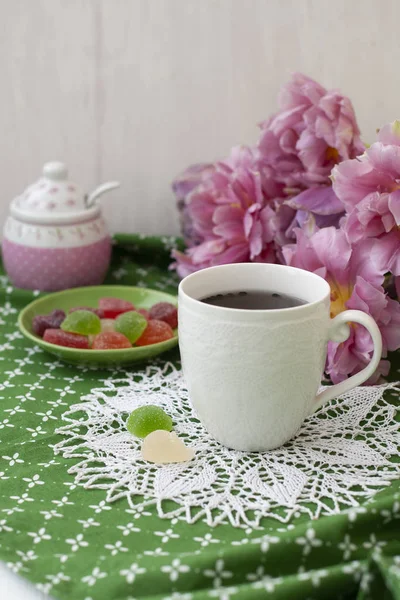 Un sabroso descanso: una taza de té con gominolas . —  Fotos de Stock