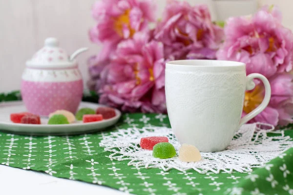 Un sabroso descanso: una taza de té con gominolas . — Foto de Stock