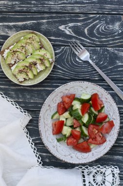 Sağlıklı bir öğle yemeği: salata ve avokado sandviç.