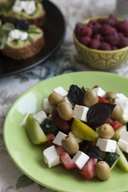 Bir gurme öğle yemeği: guacamole sandviç, ahududu 