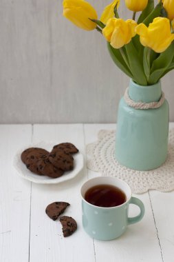 Lezzetli bir snack: bir fincan çay ve bir tabak kurabiye.