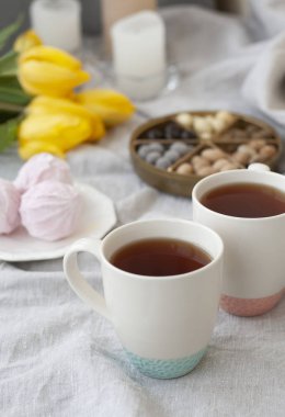 Lezzetli bir atıştırmalık: iki bardak çay, bir tabak zefir ve 