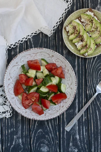 Un almuerzo saludable: una ensalada y bocadillos de aguacate . — Foto de Stock