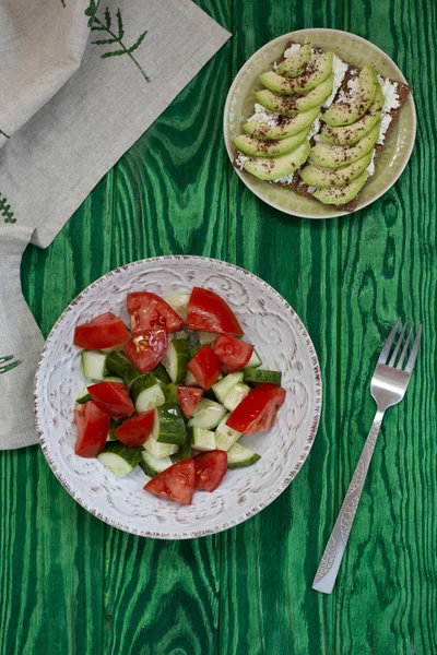 Un almuerzo saludable: una ensalada y bocadillos de aguacate . — Foto de Stock