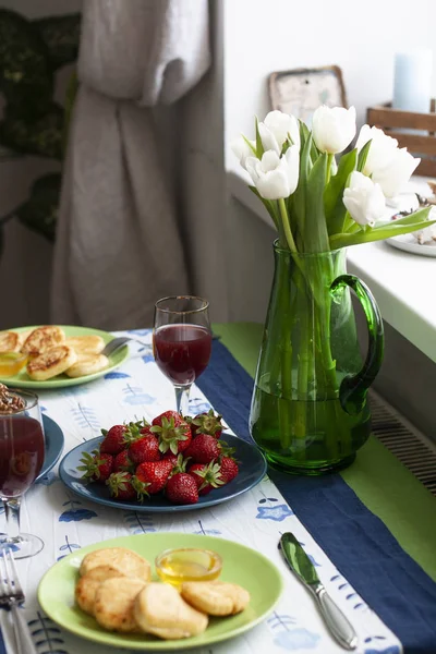 Una colazione gourmet per due: syrnyky, fragole, succo d'uva — Foto Stock