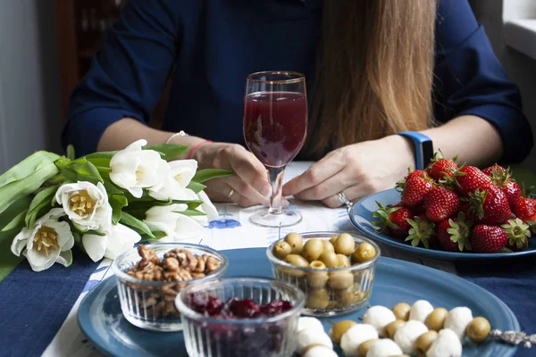 美食休息：草莓、葡萄汁和各种开胃菜 — 图库照片