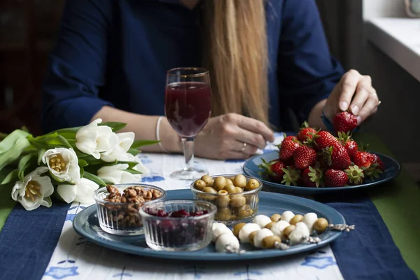 Een gastronomische pauze: aardbeien, druivensap en diverse aperitiefjes — Stockfoto