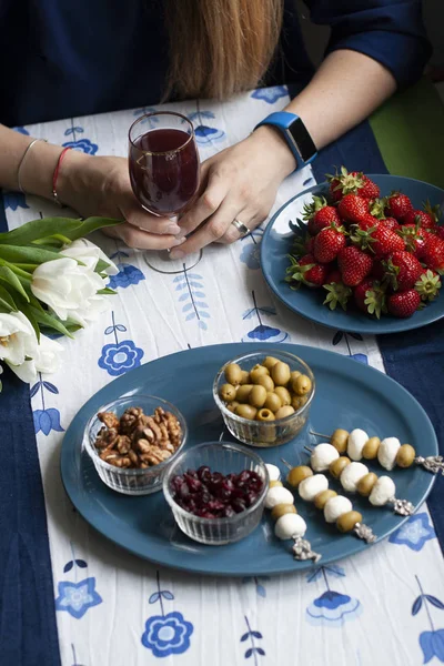 Een gastronomische pauze: aardbeien, druivensap en diverse aperitiefjes — Stockfoto