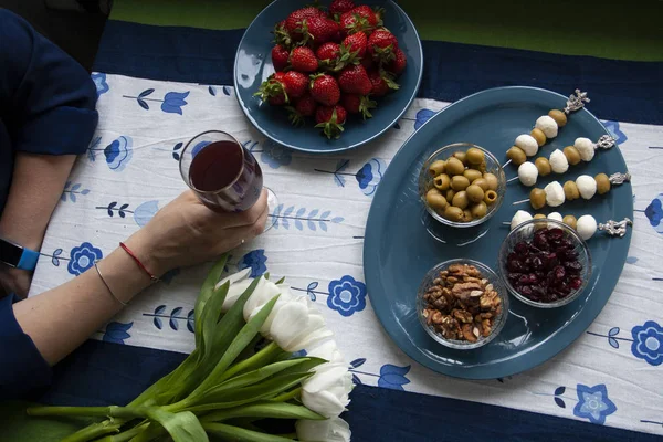 Een gastronomische pauze: aardbeien, druivensap en diverse aperitiefjes — Stockfoto