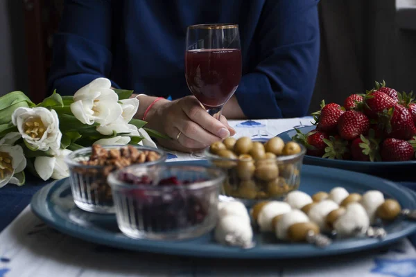 Een gastronomische pauze: aardbeien, druivensap en diverse aperitiefjes — Stockfoto