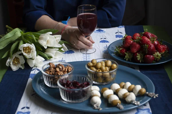 Uma pausa gourmet: morangos, suco de uva e vário aperitivo — Fotografia de Stock