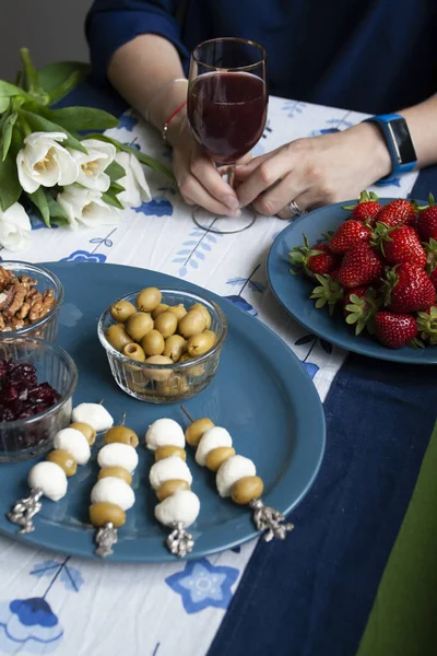 美食休息：草莓、葡萄汁和各种开胃菜 — 图库照片